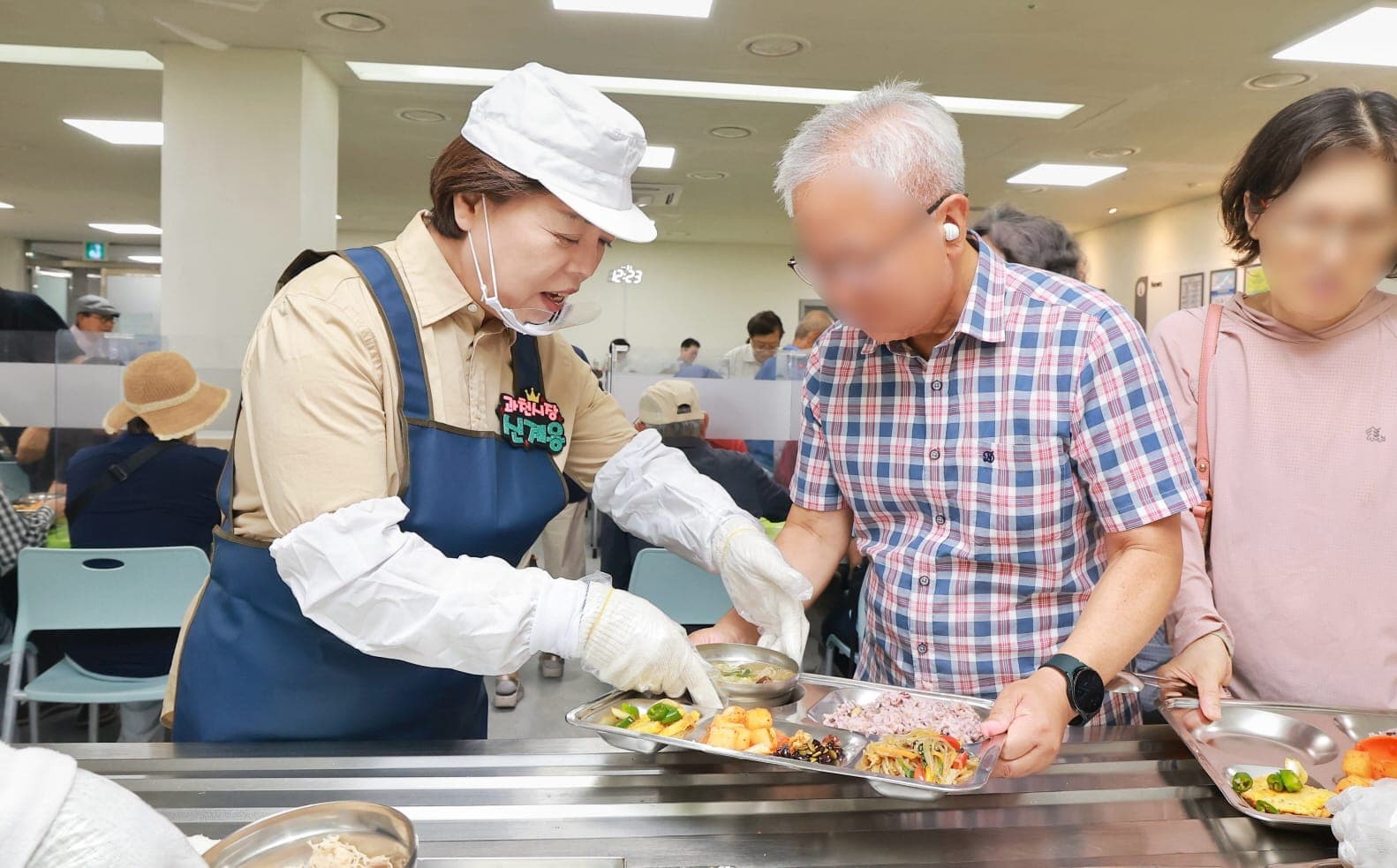 과천시, 노인복지관서 배식 봉사 사진 2