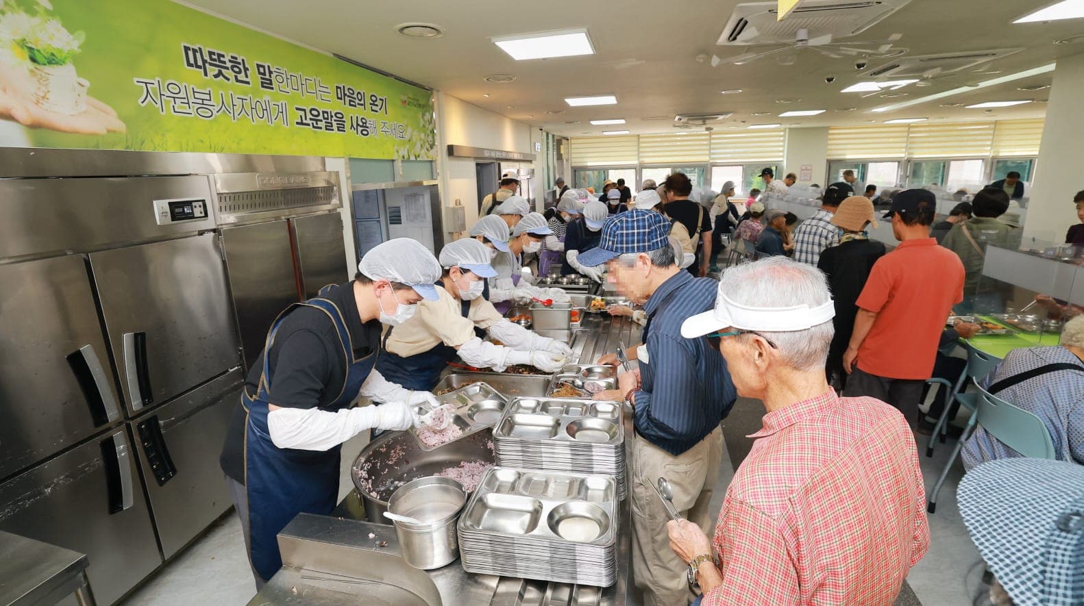 과천시, 노인복지관서 배식 봉사 사진 3
