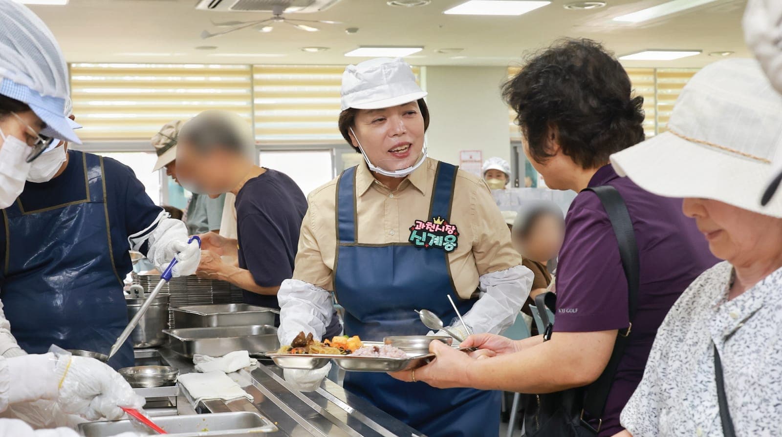 과천시, 노인복지관서 배식 봉사 사진 1