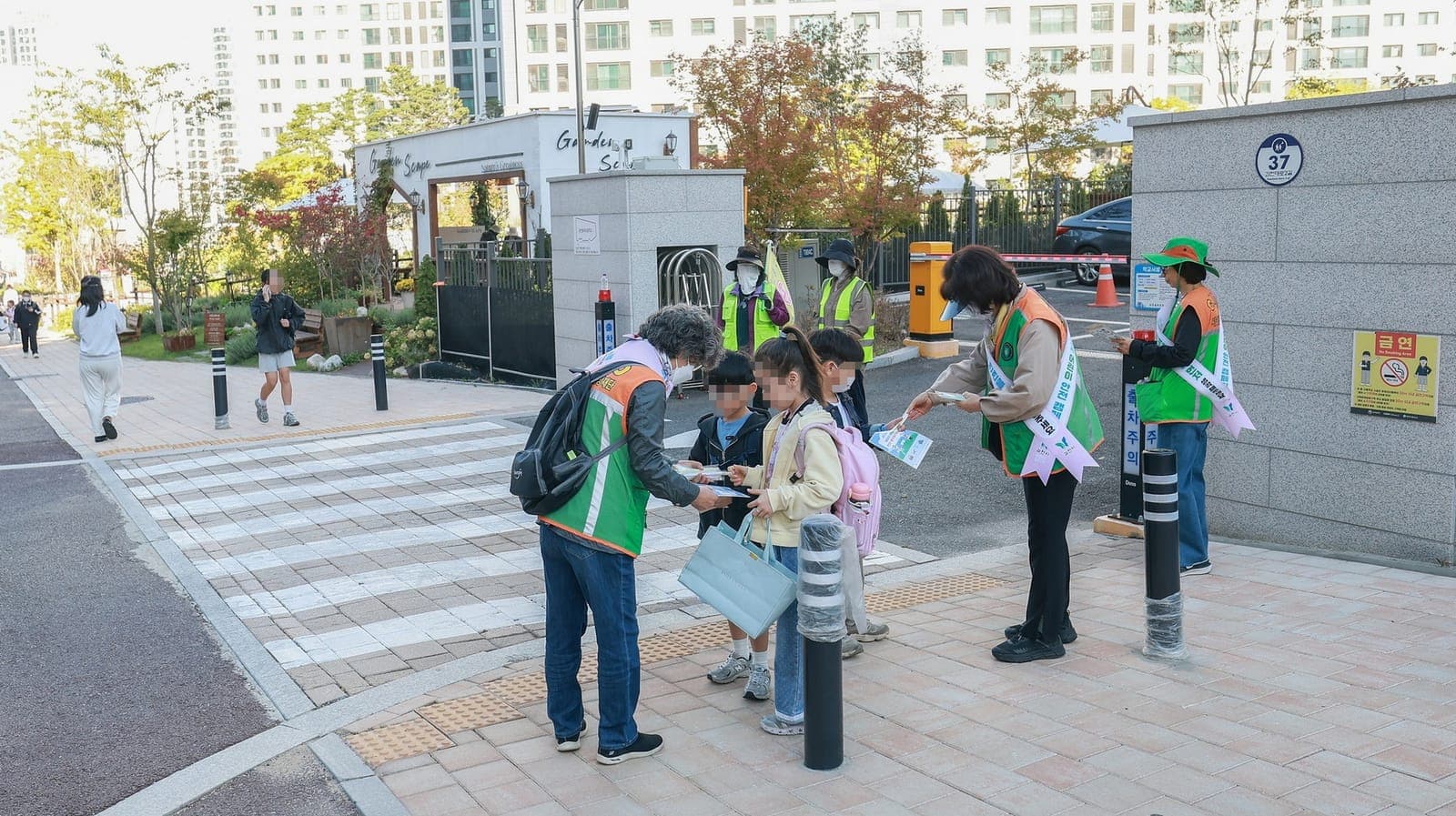 과천시, 율목초 앞 어린이 안전 홍보 사진 3