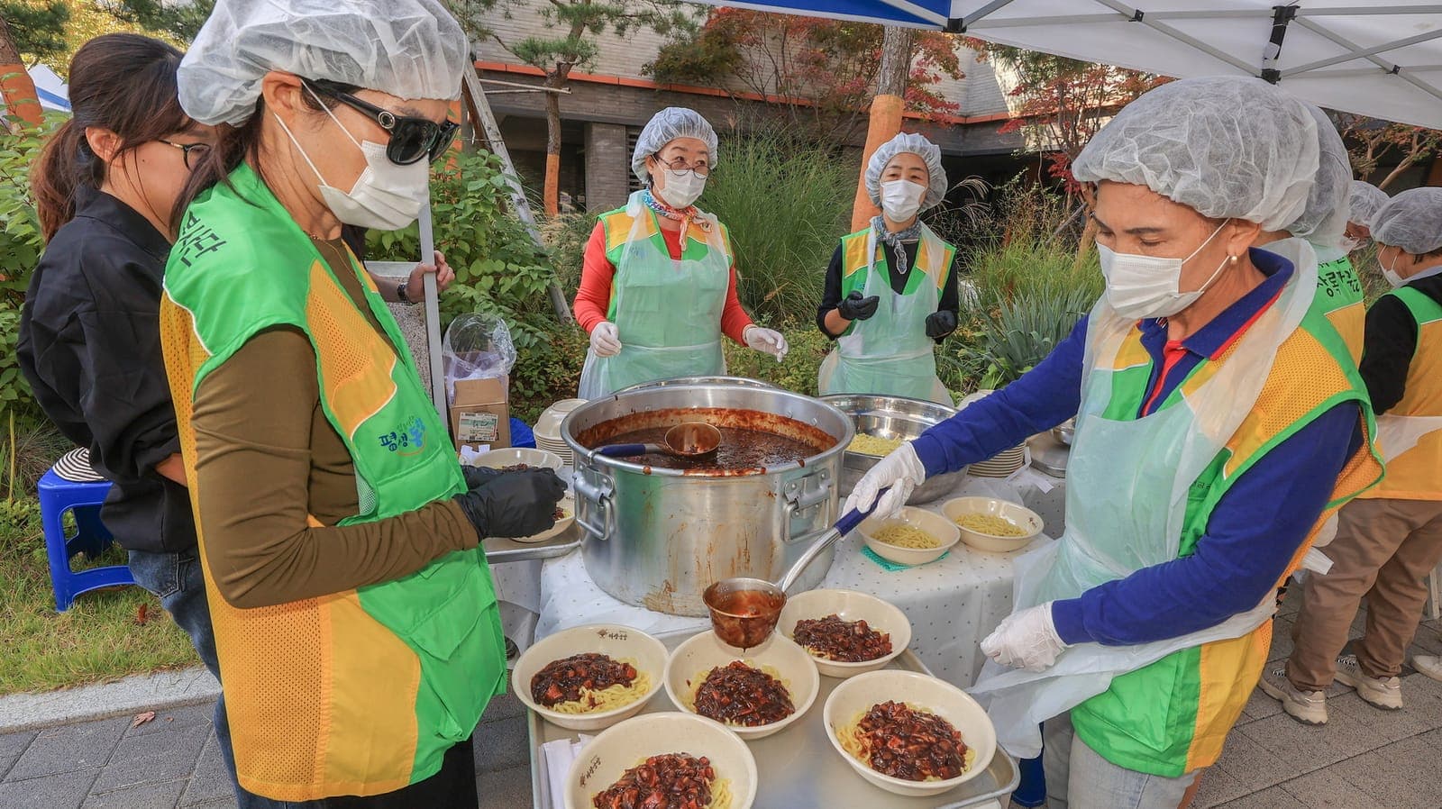 갈현동 '과종사 짜장데이' 600인분 나눔 사진 1