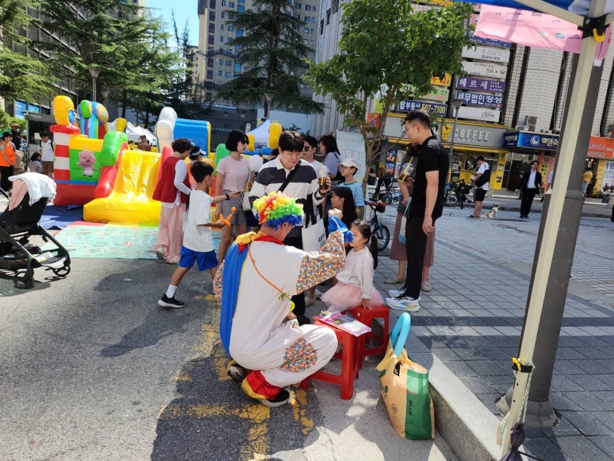 차 없는 거리 '새싹 놀이터'에 500여 명