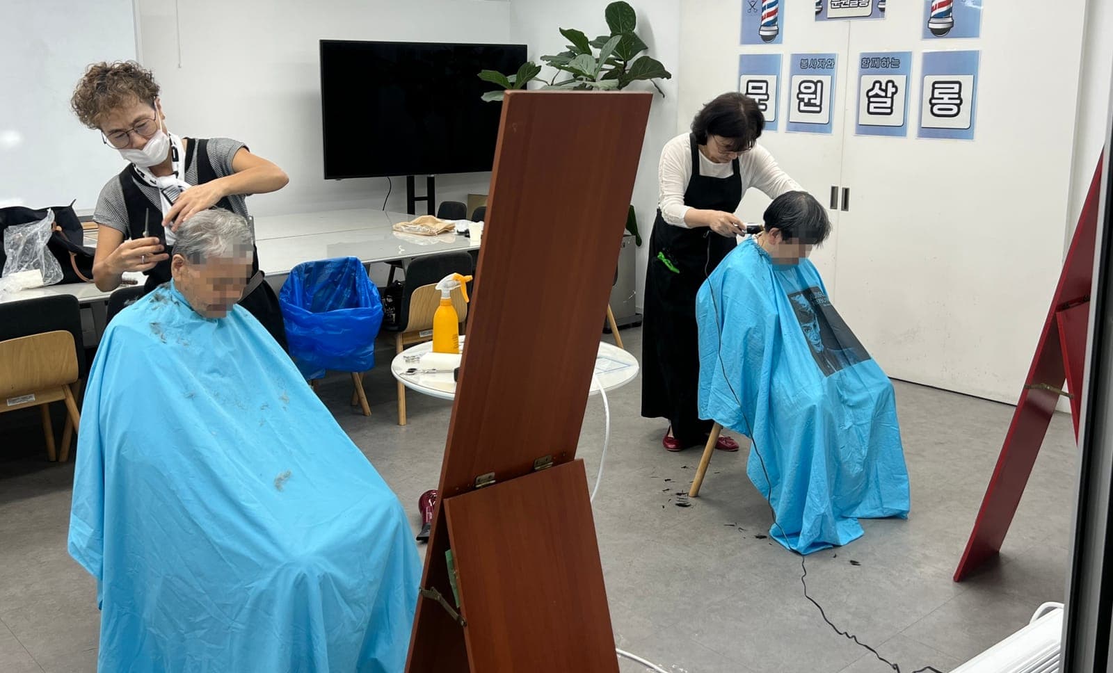 문원동관리소, 어르신 이미용 봉사 사진 2