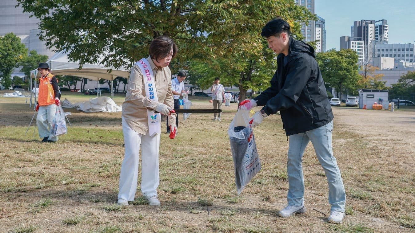 축제 뒤 잔디광장 환경정화, 120명 참여 사진 3