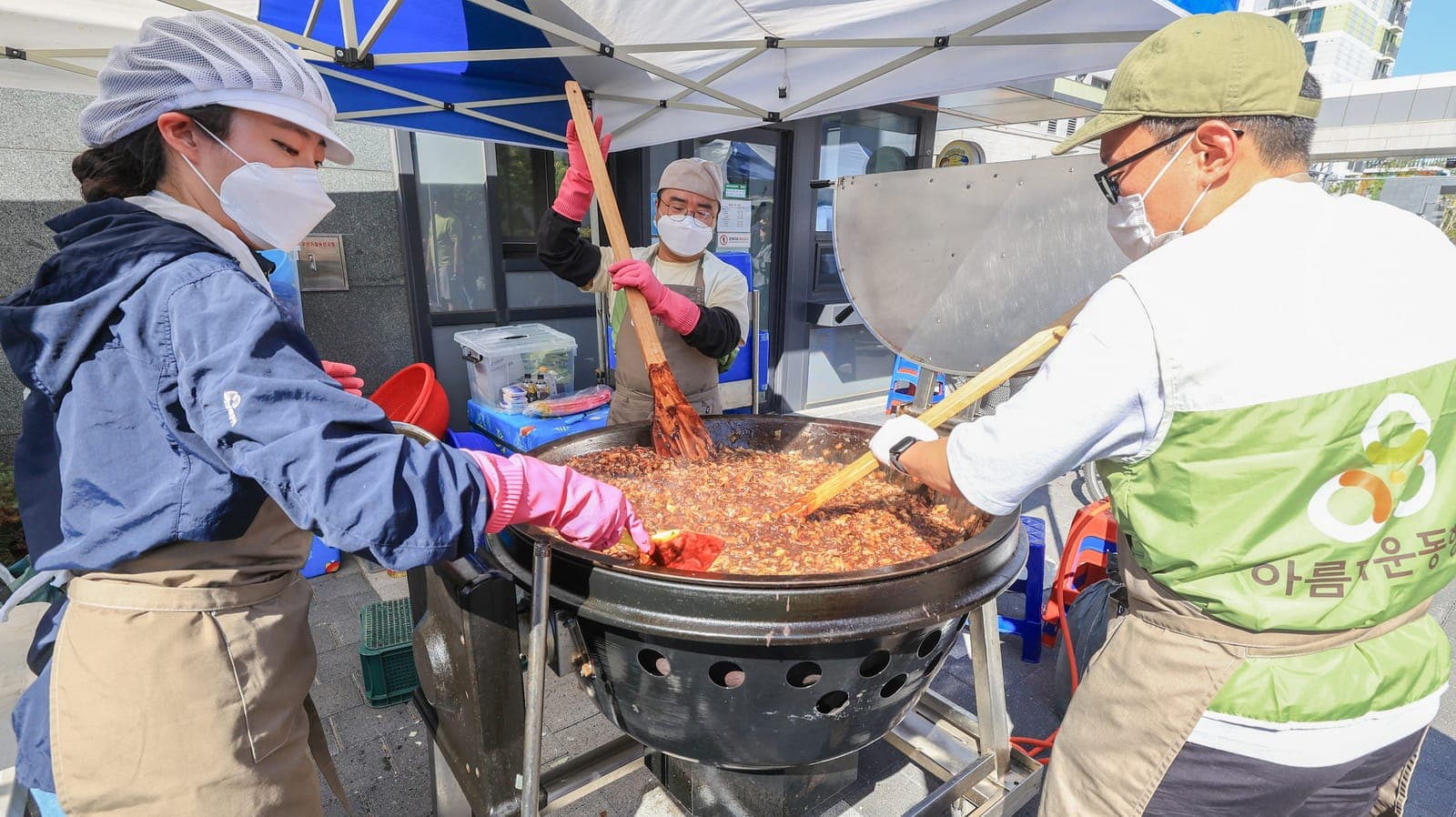 갈현동 '과종사 짜장데이' 600인분 나눔 사진 2